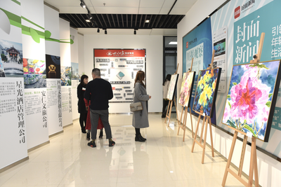 用“花”读懂这座城 西部文化产业中心首场画展揭幕