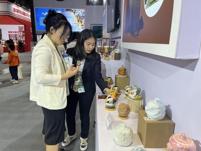 佛山文创闪耀重庆文博会 工业设计碰撞醒狮文化，产业融合展新姿